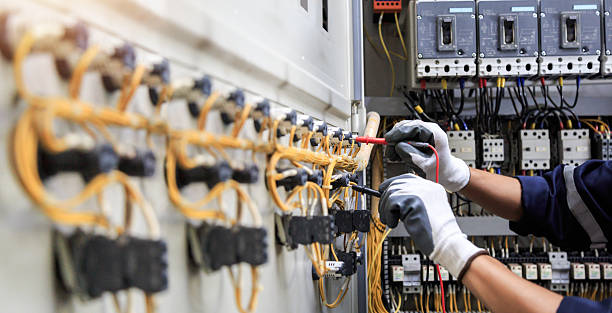 Professional Electrician technician working in Mount Pleasant, IA